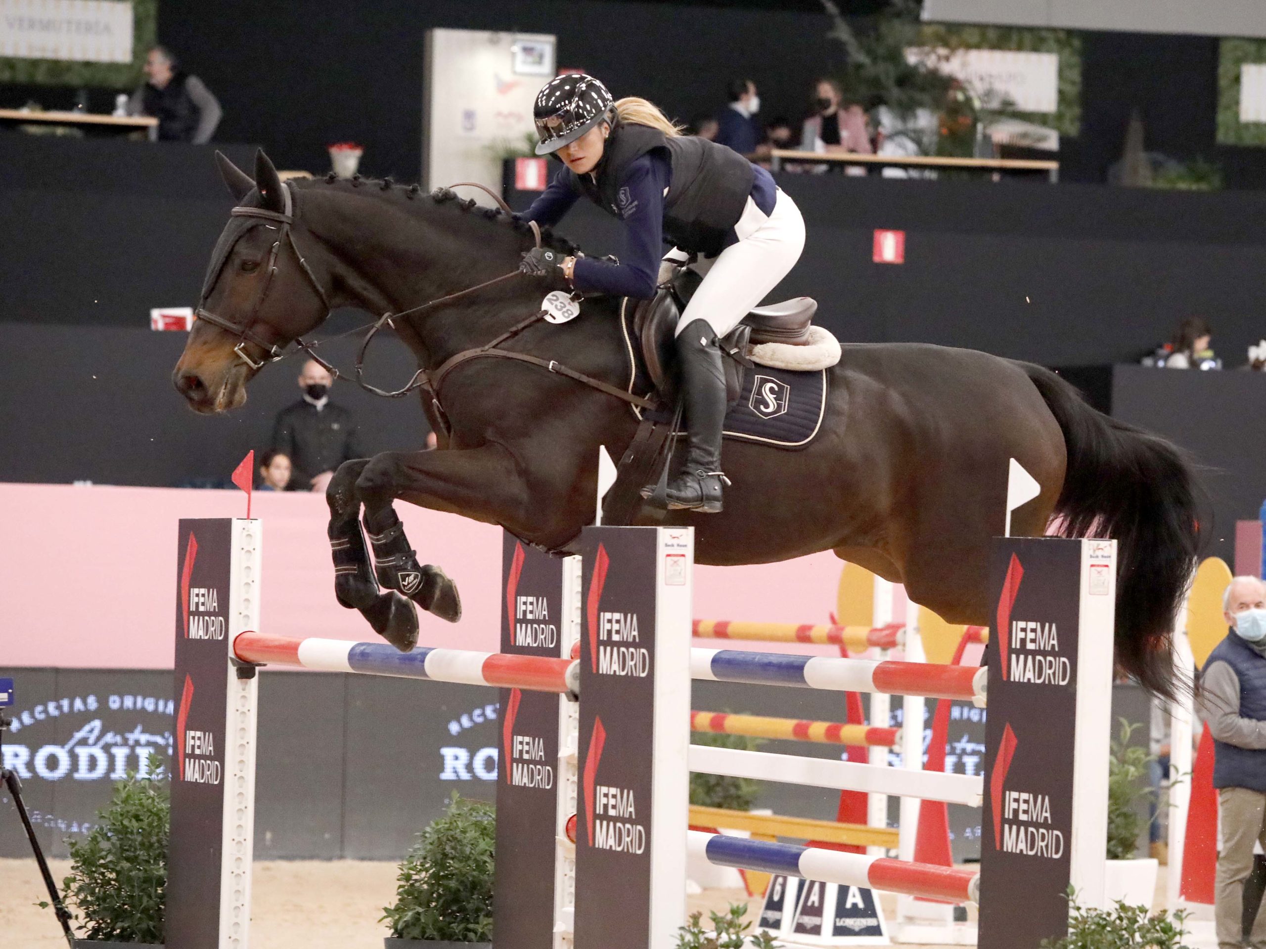 Carolina Villanueva sets the pace at the start of the second day of IFEMA Madrid Horse Week